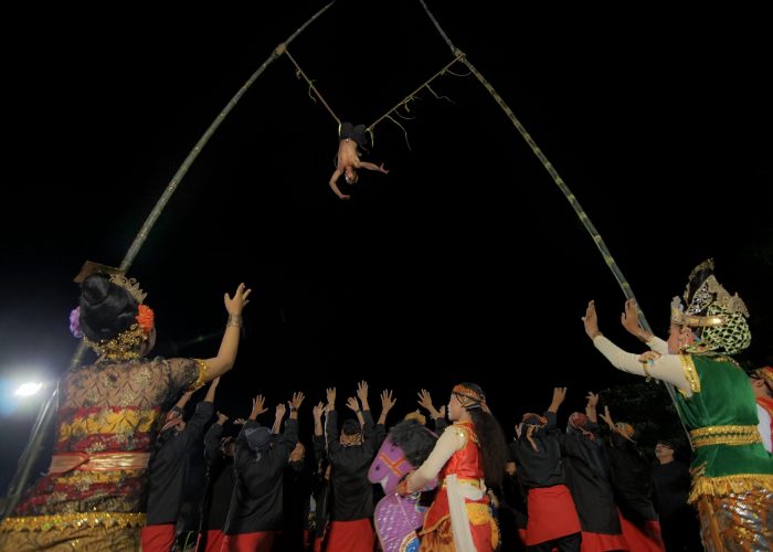 3. Wahyu Budiyanto_sandur kalongking folk show - Sebelah Mata
